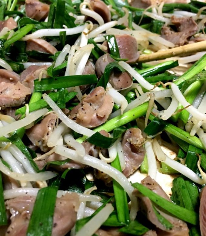砂ズリ無限ニラもやし炒め 大量 大皿料理-レシピのメイン写真