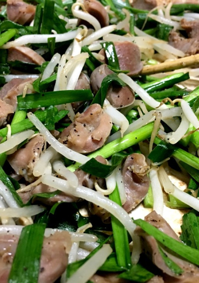 砂ズリ無限ニラもやし炒め 大量 大皿料理-レシピのメイン写真