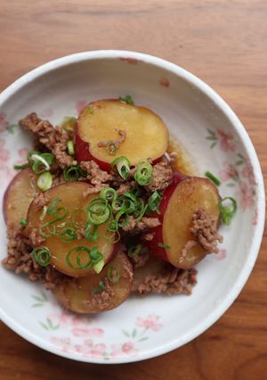 簡単!晩ご飯に♪さつまいものそぼろ煮-レシピのメイン写真