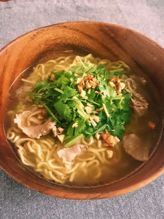 袋麺でパクチーたっぷりエスニック麺-レシピのメイン写真