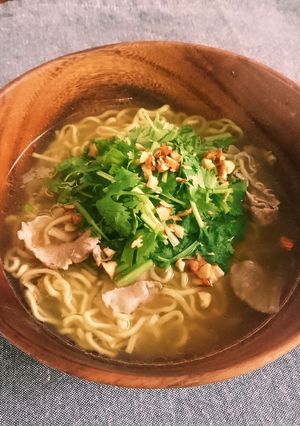 袋麺でパクチーたっぷりエスニック麺-レシピのメイン写真