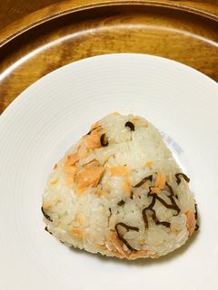 塩昆布と鮭フレークのおにぎり-レシピのメイン写真