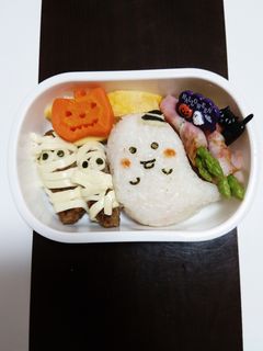 ハンバーグで簡単ミイラ☆ハロウィンに-レシピのメイン写真