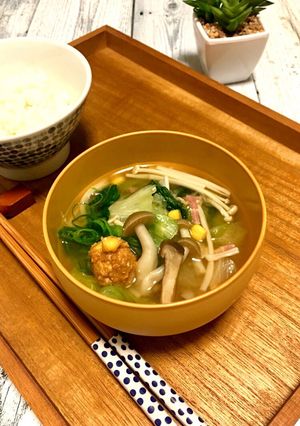 水から煮るキノコ達☆レタス味噌バタスープ-レシピのメイン写真