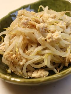美味♪塩麹鶏ミンチとレンジもやしの炒め物-レシピのメイン写真
