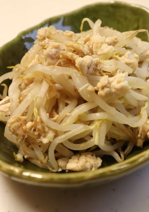 美味♪塩麹鶏ミンチとレンジもやしの炒め物-レシピのメイン写真