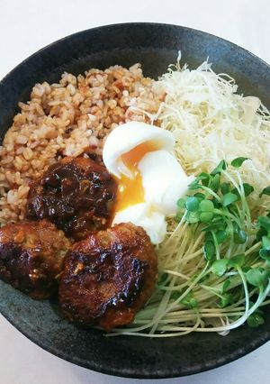 リメイク！ハンバーグ サラダ丼-レシピのメイン写真