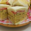 分厚いだし巻き卵のサンドイッチ
