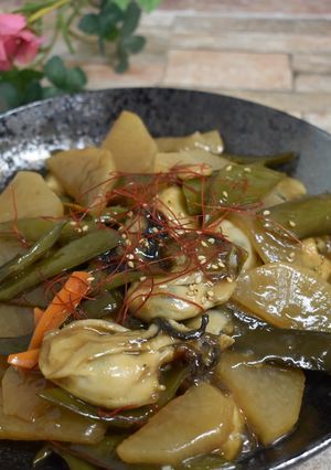 旨味たっぷり☆茎わかめと牡蠣のとろ煮-レシピのメイン写真