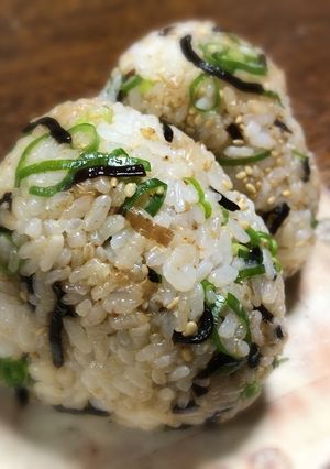 塩昆布とおかかのおにぎり♡-レシピのメイン写真