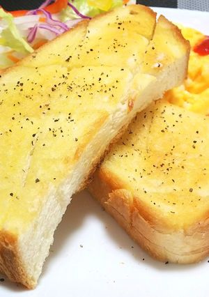 シンプルに 塩・胡椒トースト-レシピのメイン写真