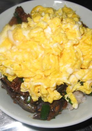 とろっ卵のせ♪がっつりピリ辛マーボナス丼-レシピのメイン写真