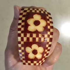 A picture of 簡単 キャラ弁 りんご 飾り切り⑨.