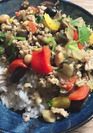 パクチー香る野菜とお豆のエスニック丼-レシピのメイン写真
