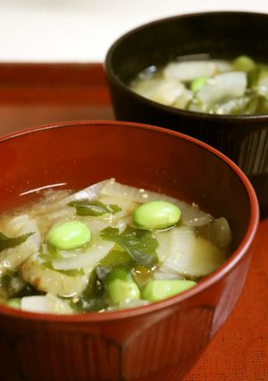 朝夕♪菊芋・枝豆・玉ねぎ・わかめの味噌汁-レシピのメイン写真
