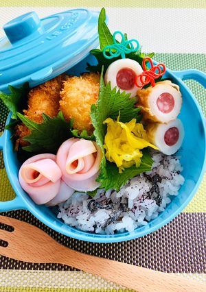 お弁当を可愛く★巻くだけハムのお花-レシピのメイン写真