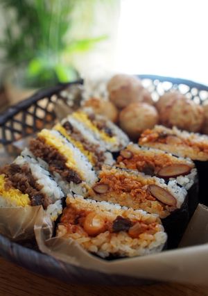 カリフォルニア・レーズンのおにぎらず2種-レシピのメイン写真