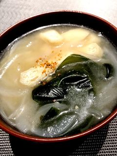 玉ねぎとワカメと油揚げの味噌汁-レシピのメイン写真