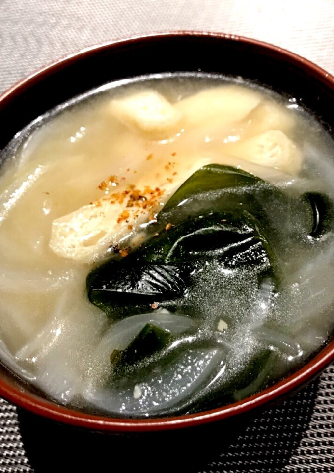 玉ねぎとワカメと油揚げの味噌汁-レシピのメイン写真