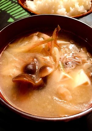 ぶなしめじと豆腐玉ねぎ ミョウガの味噌汁-レシピのメイン写真
