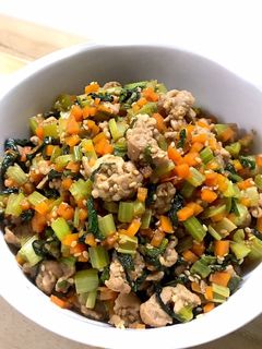 お弁当にも!小松菜とミンチの甘辛炒め丼-レシピのメイン写真