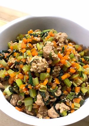 お弁当にも！小松菜とミンチの甘辛炒め丼-レシピのメイン写真