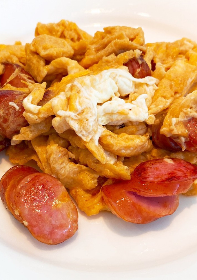 マヨネーズで食べるソーセージと卵の炒め物-レシピのメイン写真
