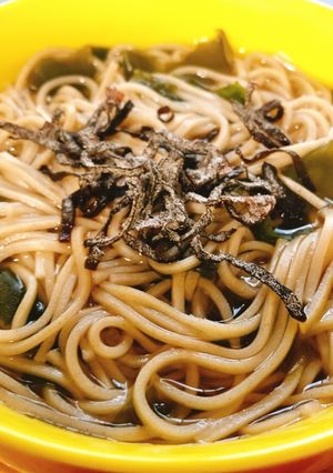 家から一歩も出たくない人ワカメ塩昆布蕎麦-レシピのメイン写真
