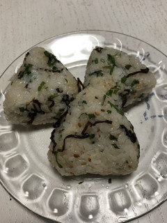 さっと頂ける!香る大葉と塩昆布おにぎり♪-レシピのメイン写真