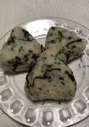 さっと頂ける！香る大葉と塩昆布おにぎり♪-レシピのメイン写真
