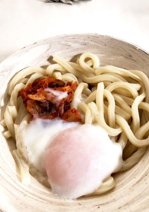 ズボラ飯　温玉のせ　キムチうどん-レシピのメイン写真