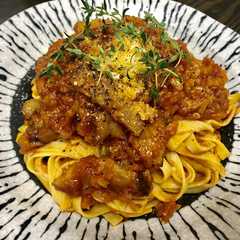 A picture of 林檎とベーコンのトマトパスタ.