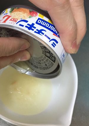 ツナ缶汁の取り分け方☆指は汚れても料理に-レシピのメイン写真