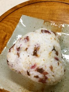 柴漬けとすりごまのおにぎり-レシピのメイン写真