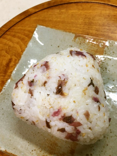 柴漬けとすりごまのおにぎり-レシピのメイン写真