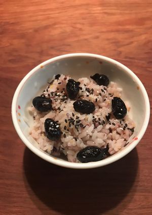 雑穀米入り黒豆しぼりのごはん-レシピのメイン写真