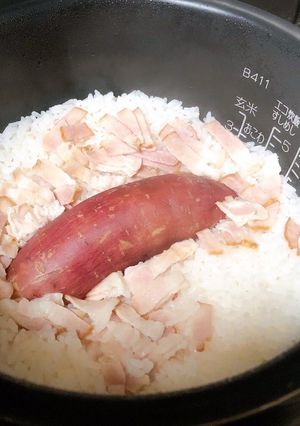 簡単！サツマイモとベーコンの炊き込みご飯-レシピのメイン写真