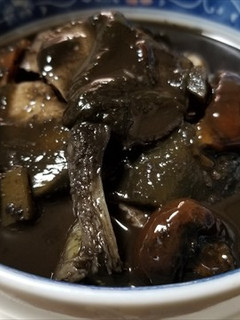 天然キノコのシモコシ等と里芋のイカ墨煮!-レシピのメイン写真