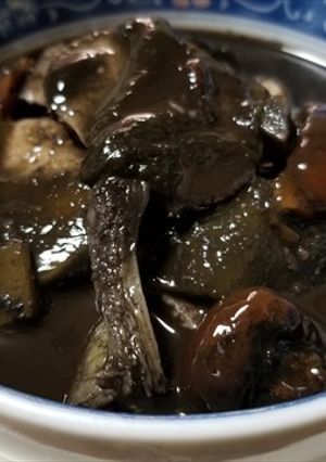 天然キノコのシモコシ等と里芋のイカ墨煮！-レシピのメイン写真