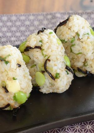 妊娠、授乳に！枝豆チーズの昆布おにぎり-レシピのメイン写真