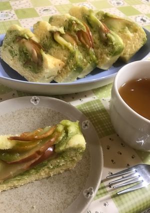 マーブルスポンジケーキにリンゴをのせて-レシピのメイン写真