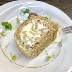 A picture of 林檎の紅茶ロールケーキ.