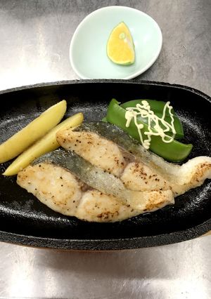鉄板で熱々ヒラスのムニエル-レシピのメイン写真