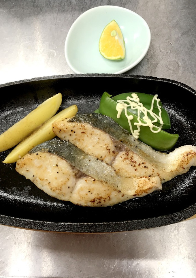鉄板で熱々ヒラスのムニエル-レシピのメイン写真