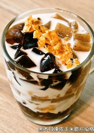黑木耳凍佐玉米脆片優格杯．柯媽媽植物燕窩-レシピのメイン写真
