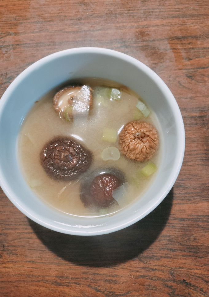 椎茸と葱と大根の皮の生姜味噌汁-レシピのメイン写真