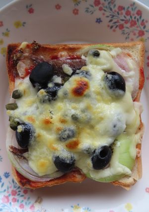 昭和の美味プッタネスカ娼婦風ピザトースト-レシピのメイン写真