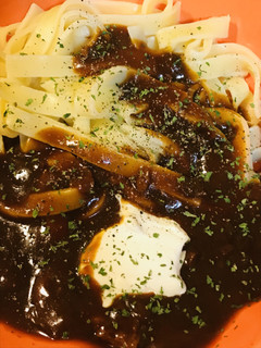 レトルト●生パスタをハヤシライスソースで-レシピのメイン写真