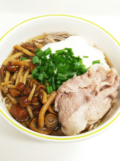 温かい出雲蕎麦♪なめこと山芋、豚肉乗せ-レシピのメイン写真