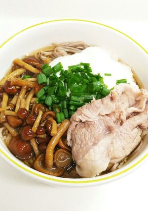 温かい出雲蕎麦♪なめこと山芋、豚肉乗せ-レシピのメイン写真